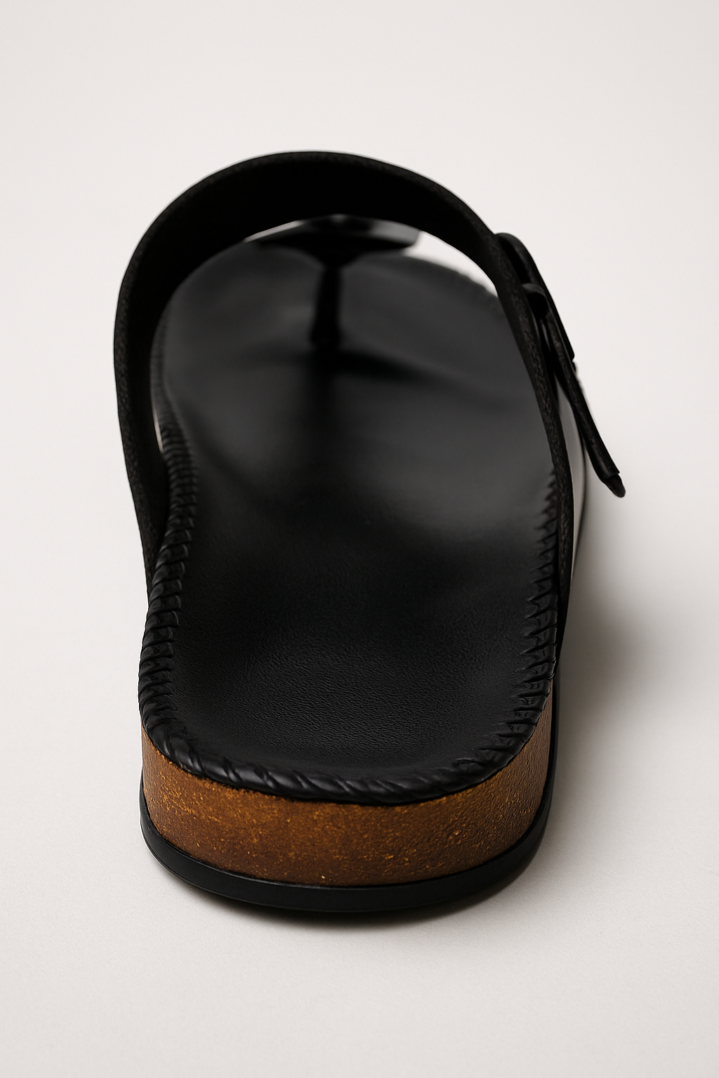 “Modescuo Men’s Classic Black Leather Toe-Ring Sandals | Comfortable Casual Slip-Ons with Wooden Finish Sole”